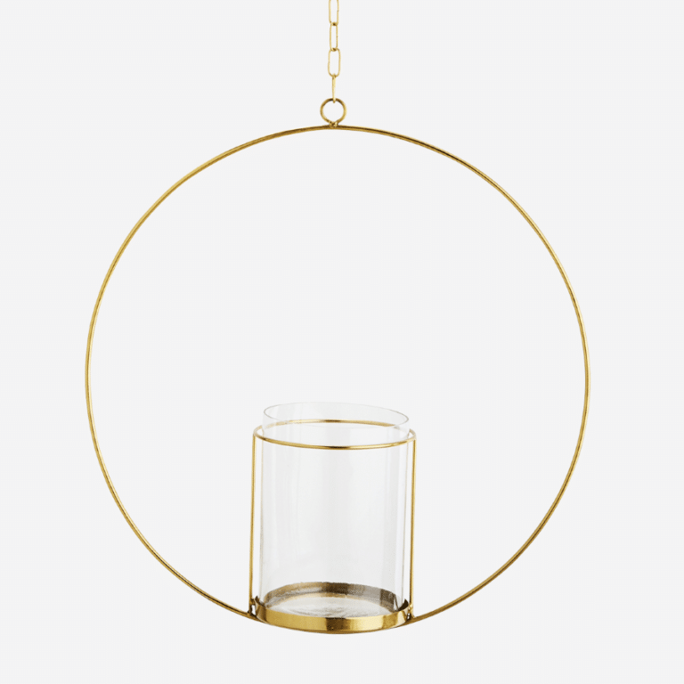 szklany lampion podwieszany na złotym kole na łańcuszku