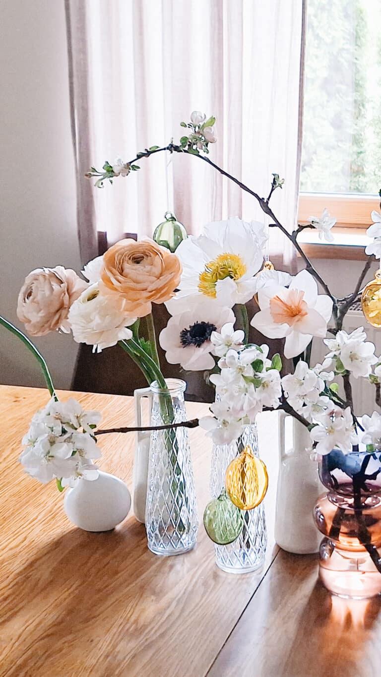 kompozycja wiosenna ze szklanymi jajkami wykonana z papieru