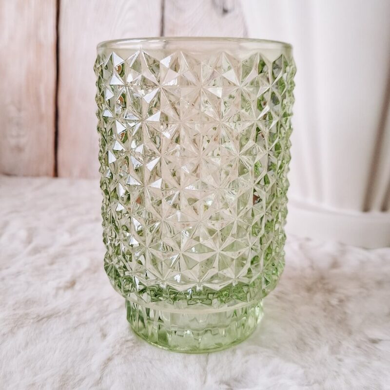 jasnozielony wazon szklany o strukturze kryształu, idealny także jako lampion