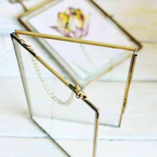 złota, metalowa ramka w stylu vintage z łańcuszkiem do zawieszenia