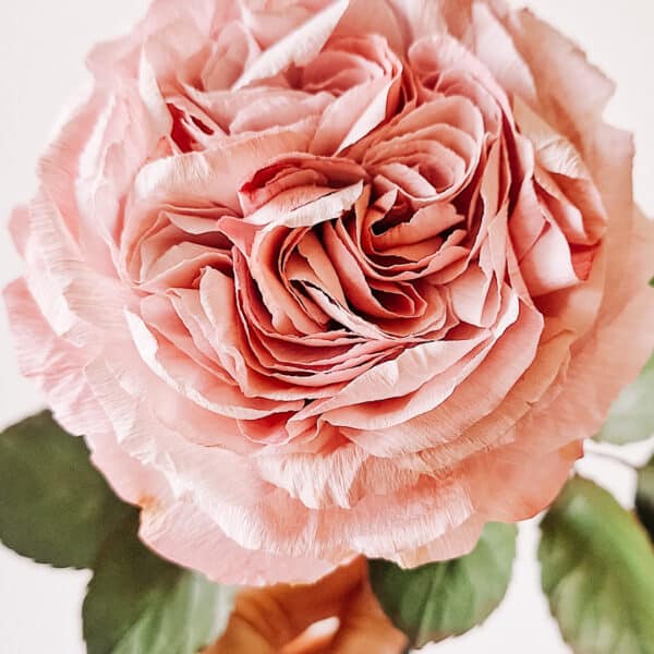 piękna róża z papieru w pełnym rozkwicie w kolorze pudrowego różu, idealna na prezent lub do dekoracji