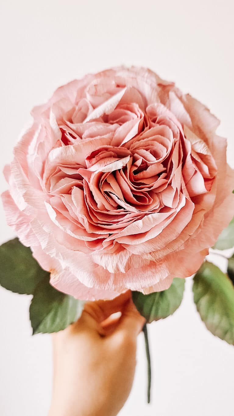 piękna róża z papieru w pełnym rozkwicie w kolorze pudrowego różu, idealna na prezent lub do dekoracji