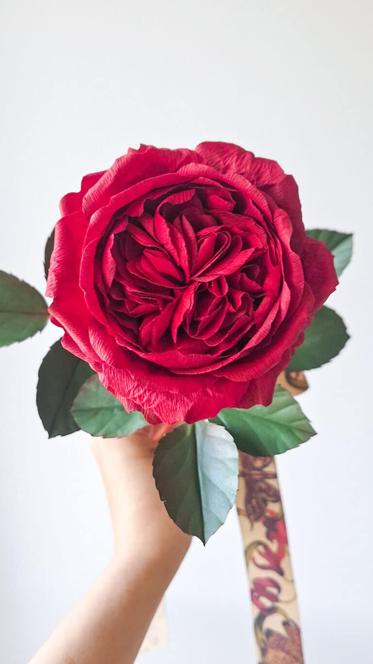 róża w kolorze karminowej czerwieni wykonana w całości z papieru