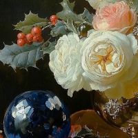 zimowa kompozycja kwiatów z bombkami i ostrokrzewem