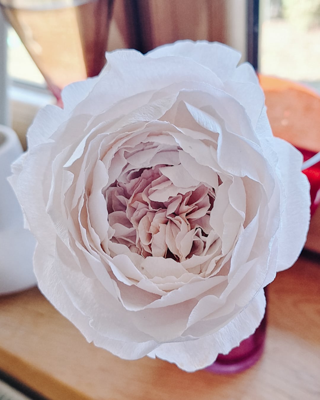 papierowa roza z jasnorozowym srodkiem